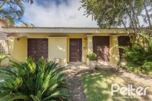 Casa à venda com 223m², 3 dormitórios, 1 suíte, 4 vagas, no bairro Jardim Isabel em Porto Alegre