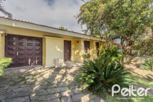 Casa à venda com 223m², 3 dormitórios, 1 suíte, 4 vagas, no bairro Jardim Isabel em Porto Alegre