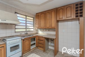 Casa à venda com 223m², 3 dormitórios, 1 suíte, 4 vagas, no bairro Jardim Isabel em Porto Alegre