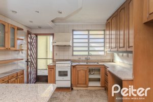 Casa à venda com 223m², 3 dormitórios, 1 suíte, 4 vagas, no bairro Jardim Isabel em Porto Alegre