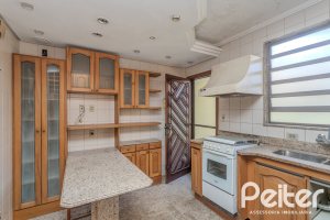 Casa à venda com 223m², 3 dormitórios, 1 suíte, 4 vagas, no bairro Jardim Isabel em Porto Alegre
