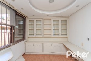 Casa à venda com 223m², 3 dormitórios, 1 suíte, 4 vagas, no bairro Jardim Isabel em Porto Alegre