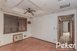 Casa à venda com 223m², 3 dormitórios, 1 suíte, 4 vagas, no bairro Jardim Isabel em Porto Alegre