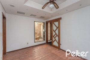 Casa à venda com 223m², 3 dormitórios, 1 suíte, 4 vagas, no bairro Jardim Isabel em Porto Alegre