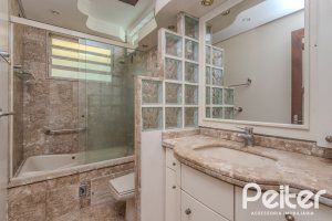 Casa à venda com 223m², 3 dormitórios, 1 suíte, 4 vagas, no bairro Jardim Isabel em Porto Alegre