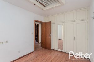 Casa à venda com 223m², 3 dormitórios, 1 suíte, 4 vagas, no bairro Jardim Isabel em Porto Alegre