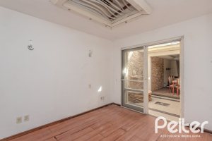Casa à venda com 223m², 3 dormitórios, 1 suíte, 4 vagas, no bairro Jardim Isabel em Porto Alegre