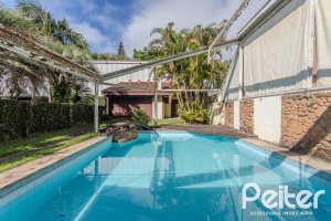 Casa à venda com 223m², 3 dormitórios, 1 suíte, 4 vagas, no bairro Jardim Isabel em Porto Alegre