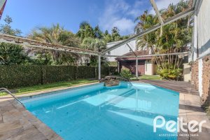 Casa à venda com 223m², 3 dormitórios, 1 suíte, 4 vagas, no bairro Jardim Isabel em Porto Alegre