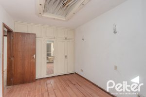 Casa à venda com 223m², 3 dormitórios, 1 suíte, 4 vagas, no bairro Jardim Isabel em Porto Alegre