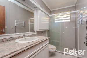 Casa à venda com 223m², 3 dormitórios, 1 suíte, 4 vagas, no bairro Jardim Isabel em Porto Alegre