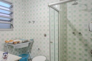 Casa à venda com 274m², 5 dormitórios, 1 suíte, 4 vagas, no bairro Tristeza em Porto Alegre