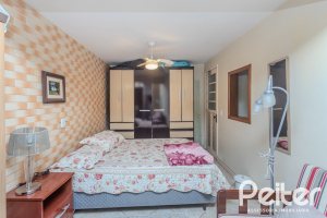 Casa à venda com 274m², 5 dormitórios, 1 suíte, 4 vagas, no bairro Tristeza em Porto Alegre