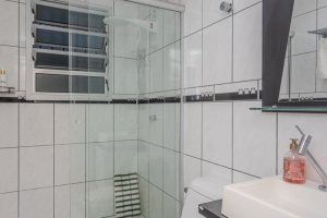 Casa à venda com 274m², 5 dormitórios, 1 suíte, 4 vagas, no bairro Tristeza em Porto Alegre