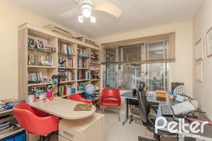 Casa à venda com 274m², 5 dormitórios, 1 suíte, 4 vagas, no bairro Tristeza em Porto Alegre