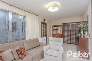 Casa à venda com 274m², 5 dormitórios, 1 suíte, 4 vagas, no bairro Tristeza em Porto Alegre