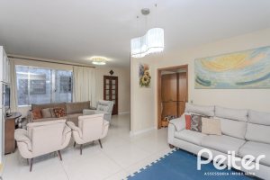 Casa à venda com 274m², 5 dormitórios, 1 suíte, 4 vagas, no bairro Tristeza em Porto Alegre