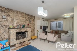 Casa à venda com 274m², 5 dormitórios, 1 suíte, 4 vagas, no bairro Tristeza em Porto Alegre