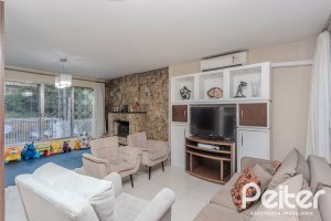 Casa à venda com 274m², 5 dormitórios, 1 suíte, 4 vagas, no bairro Tristeza em Porto Alegre