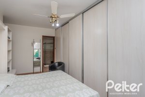 Casa à venda com 274m², 5 dormitórios, 1 suíte, 4 vagas, no bairro Tristeza em Porto Alegre