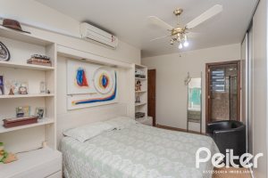 Casa à venda com 274m², 5 dormitórios, 1 suíte, 4 vagas, no bairro Tristeza em Porto Alegre