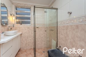 Casa à venda com 274m², 5 dormitórios, 1 suíte, 4 vagas, no bairro Tristeza em Porto Alegre