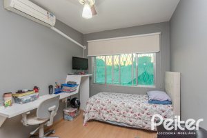 Casa à venda com 274m², 5 dormitórios, 1 suíte, 4 vagas, no bairro Tristeza em Porto Alegre