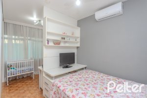 Casa à venda com 274m², 5 dormitórios, 1 suíte, 4 vagas, no bairro Tristeza em Porto Alegre