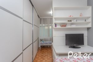 Casa à venda com 274m², 5 dormitórios, 1 suíte, 4 vagas, no bairro Tristeza em Porto Alegre