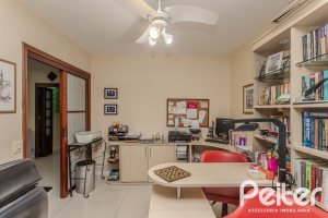 Casa à venda com 274m², 5 dormitórios, 1 suíte, 4 vagas, no bairro Tristeza em Porto Alegre