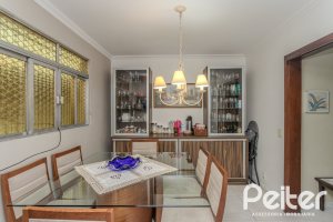 Casa à venda com 274m², 5 dormitórios, 1 suíte, 4 vagas, no bairro Tristeza em Porto Alegre