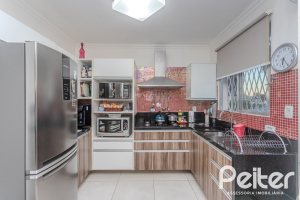 Casa à venda com 274m², 5 dormitórios, 1 suíte, 4 vagas, no bairro Tristeza em Porto Alegre