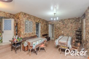 Casa à venda com 274m², 5 dormitórios, 1 suíte, 4 vagas, no bairro Tristeza em Porto Alegre