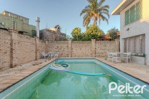 Casa à venda com 274m², 5 dormitórios, 1 suíte, 4 vagas, no bairro Tristeza em Porto Alegre