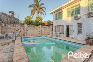 Casa à venda com 274m², 5 dormitórios, 1 suíte, 4 vagas, no bairro Tristeza em Porto Alegre