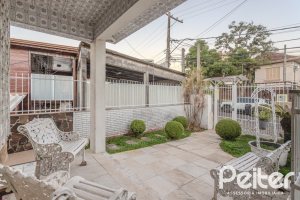 Casa à venda com 274m², 5 dormitórios, 1 suíte, 4 vagas, no bairro Tristeza em Porto Alegre