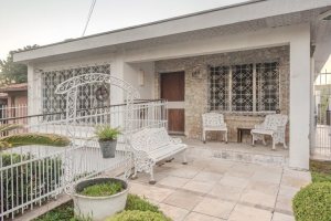 Casa à venda com 274m², 5 dormitórios, 1 suíte, 4 vagas, no bairro Tristeza em Porto Alegre