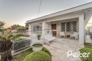 Casa à venda com 274m², 5 dormitórios, 1 suíte, 4 vagas, no bairro Tristeza em Porto Alegre