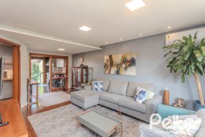 Casa à venda com 227m², 3 dormitórios, 3 suítes, 2 vagas, no bairro Espírito Santo em Porto Alegre