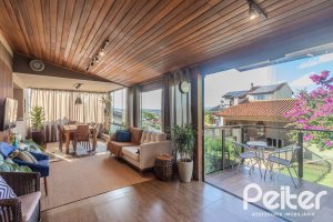 Casa à venda com 227m², 3 dormitórios, 3 suítes, 2 vagas, no bairro Espírito Santo em Porto Alegre