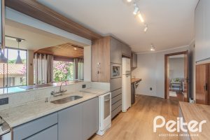 Casa à venda com 227m², 3 dormitórios, 3 suítes, 2 vagas, no bairro Espírito Santo em Porto Alegre