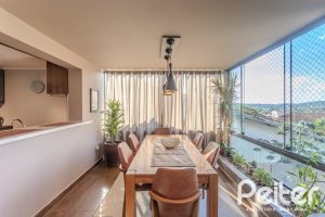 Casa à venda com 227m², 3 dormitórios, 3 suítes, 2 vagas, no bairro Espírito Santo em Porto Alegre