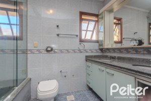 Casa à venda com 227m², 3 dormitórios, 3 suítes, 2 vagas, no bairro Espírito Santo em Porto Alegre
