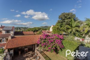 Casa à venda com 227m², 3 dormitórios, 3 suítes, 2 vagas, no bairro Espírito Santo em Porto Alegre