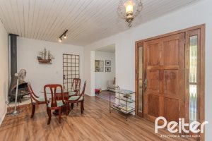 Casa à venda com 250m², 3 dormitórios, 1 suíte, 4 vagas, no bairro Tristeza em Porto Alegre