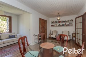 Casa à venda com 250m², 3 dormitórios, 1 suíte, 4 vagas, no bairro Tristeza em Porto Alegre