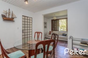 Casa à venda com 250m², 3 dormitórios, 1 suíte, 4 vagas, no bairro Tristeza em Porto Alegre