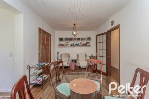 Casa à venda com 250m², 3 dormitórios, 1 suíte, 4 vagas, no bairro Tristeza em Porto Alegre