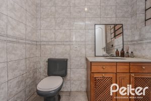 Casa à venda com 250m², 3 dormitórios, 1 suíte, 4 vagas, no bairro Tristeza em Porto Alegre