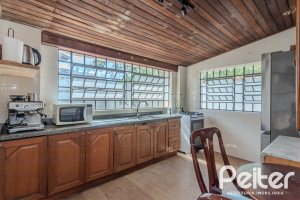 Casa à venda com 250m², 3 dormitórios, 1 suíte, 4 vagas, no bairro Tristeza em Porto Alegre